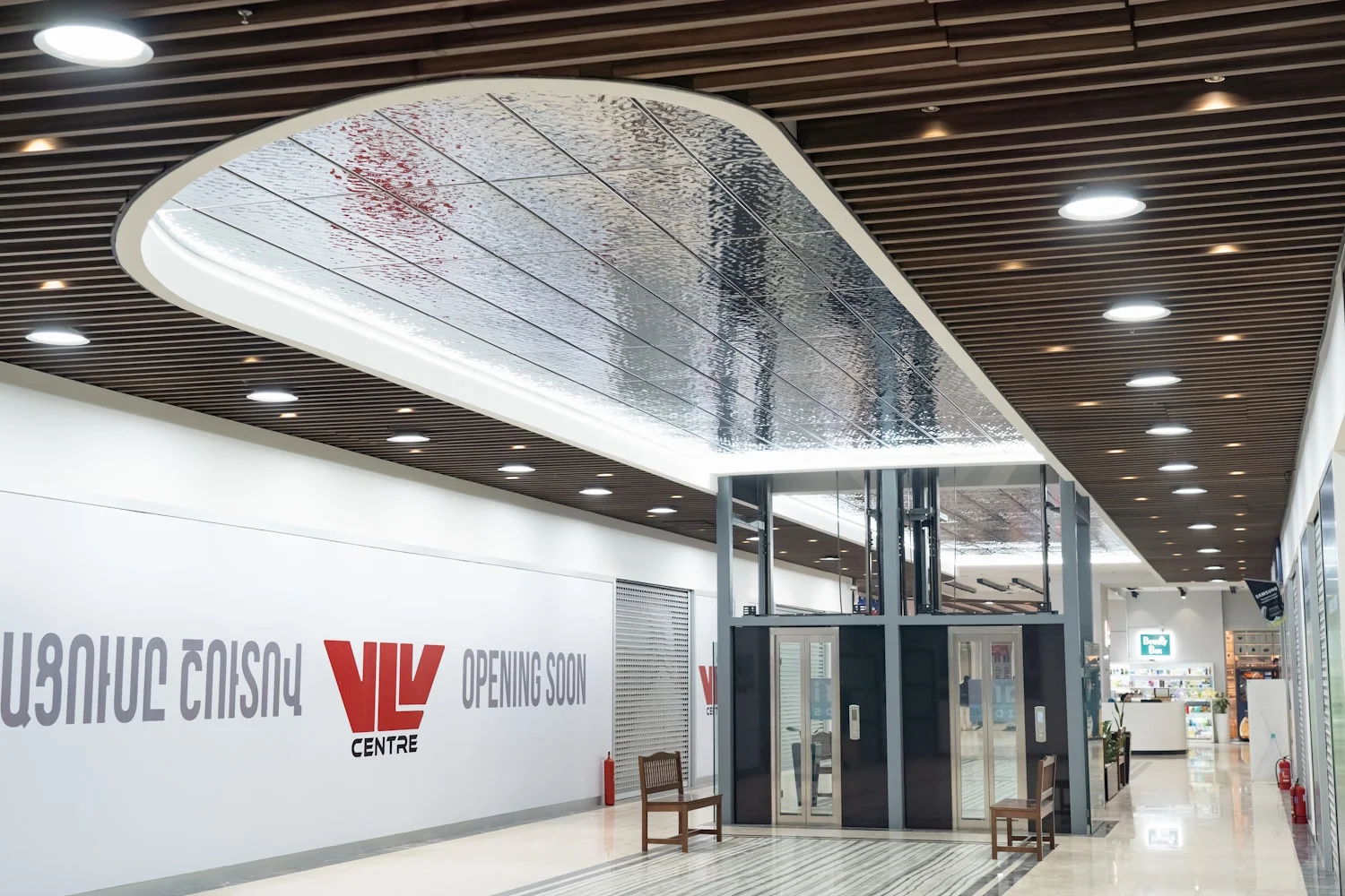 Потолок из декоративной нержавеющей стали Aquasteel Фото: Потолок из декоративной нержавеющей стали Aquasteel
