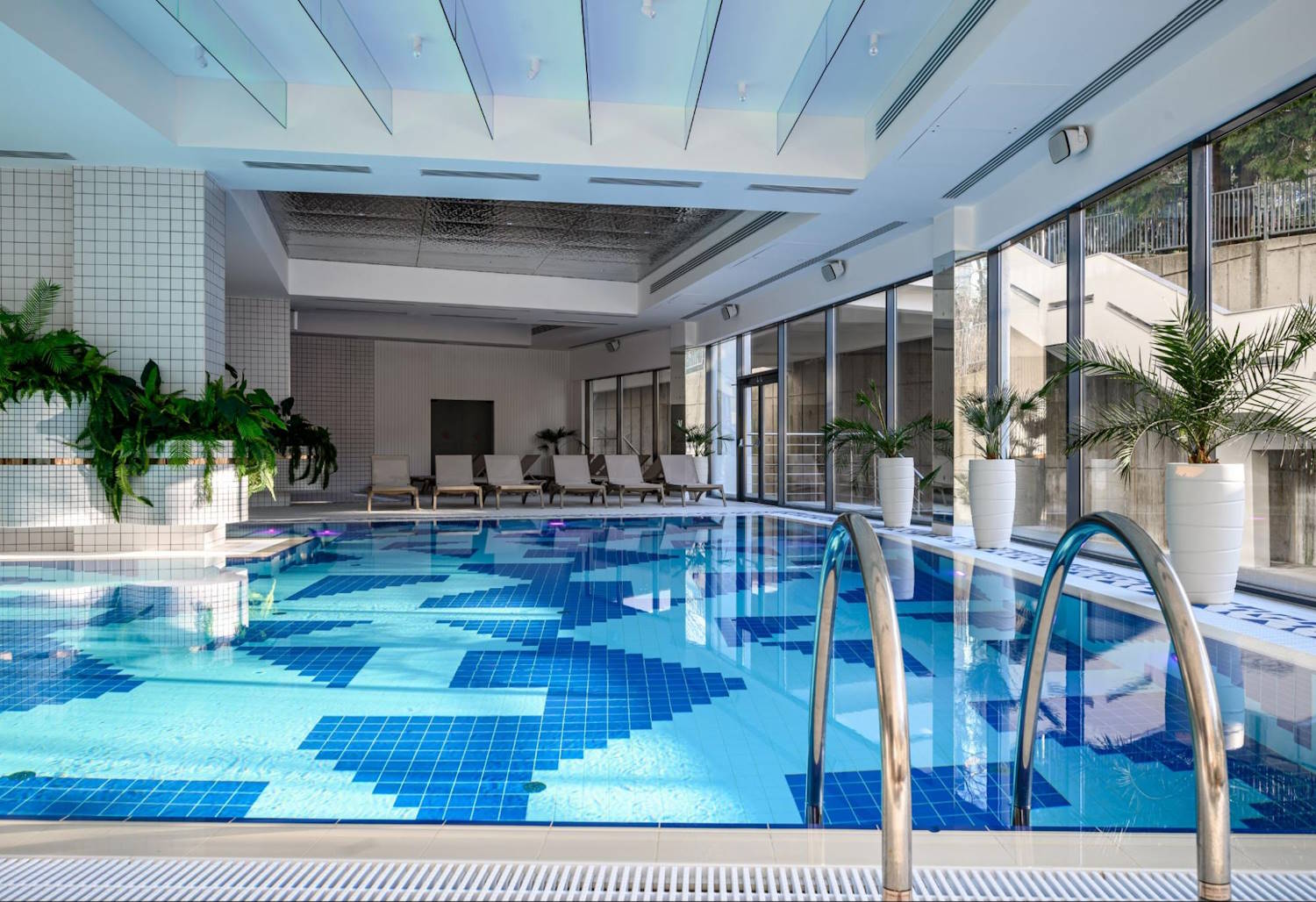 Фото: нержавейка AquaSteel в интерьере бассейна