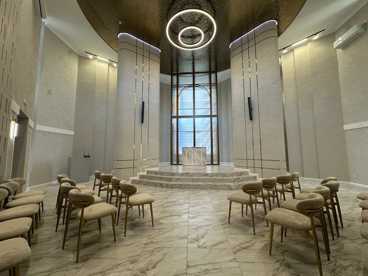 Эффектный потолок в актовом зале выполненный из нержавеющей стали AquaSteel Фото: Эффектный потолок в актовом зале выполненный из нержавеющей стали AquaSteel